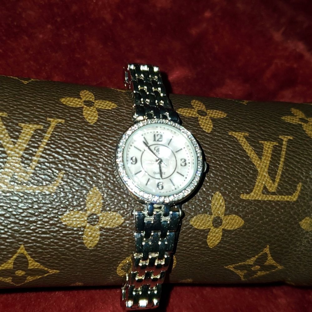 NWOT GC Mother of Pearl Crystal Silvertone Ladies Watch Guess‎ Collection?